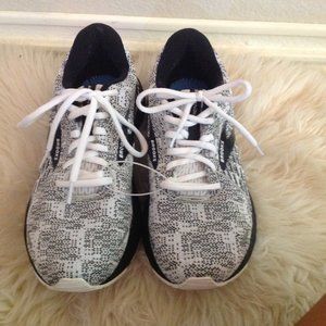 Brooks Black and white tennis shoes